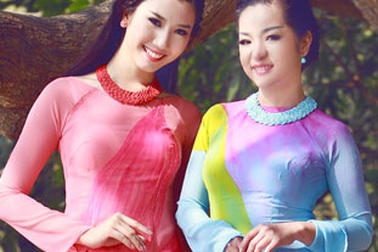 Danh hài Thúy Nga khoe sắc trong tà áo dài