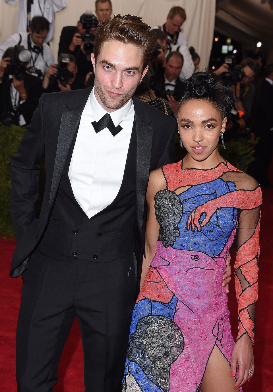 Ma cà rồng Robert Pattinson hôn bạn gái ngoài công viên - 8 Ma cà rồng Robert Pattinson hôn bạn gái ngoài công viên - 8