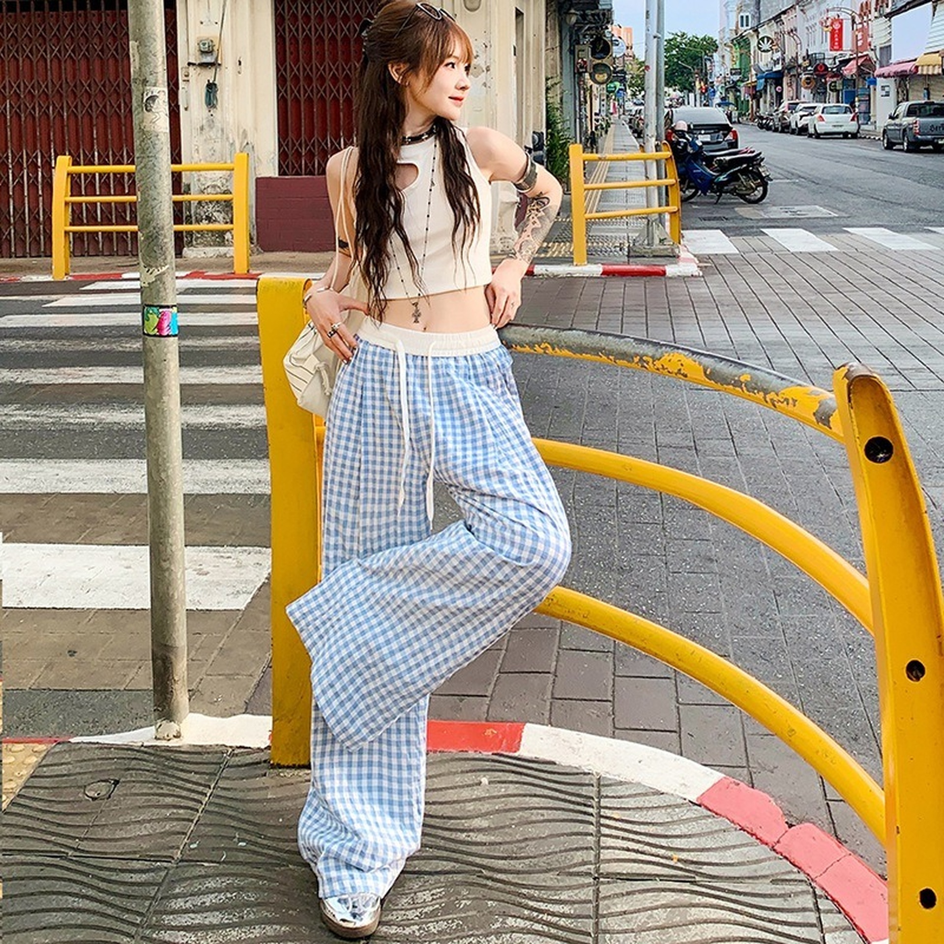 Mốt mặc quần để lộ nội y gợi cảm của giới trẻ - 15 Mốt mặc quần để lộ nội y gợi cảm của giới trẻ - 15
