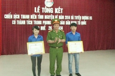 2 sinh viên dũng cảm giúp công an bắt cướp