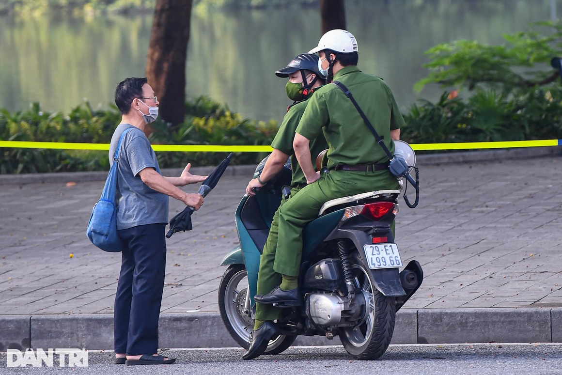 Hà Nội ngày đầu thực hiện Chỉ thị 16: Đường phố vắng, chợ dân sinh đông đúc - 6 Hà Nội ngày đầu thực hiện Chỉ thị 16: Đường phố vắng, chợ dân sinh đông đúc - 6