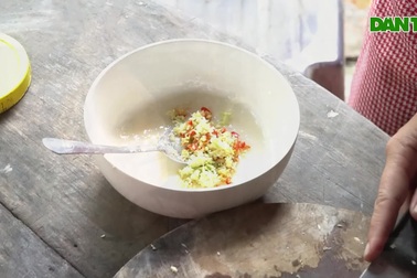 Độc lạ món ốc "hít khói bếp" treo mấy tháng không chết còn mập thêm