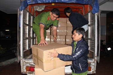 Dùng ô tô tải chở 35.000 bao thuốc lá lậu… gặp công an bỏ chạy