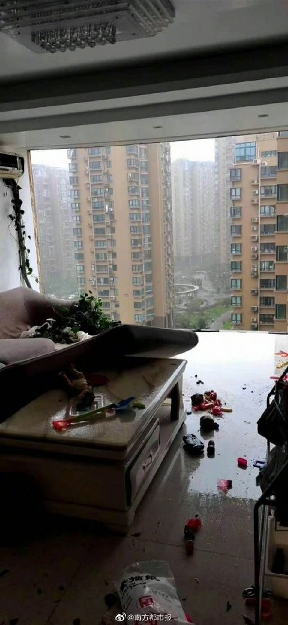 Chung cư cao cấp ở Trung Quốc bị bão thổi bay ban công, máy giặt - 4 Chung cư cao cấp ở Trung Quốc bị bão thổi bay ban công, máy giặt - 4