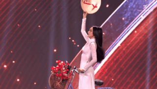 Các đại diện Việt Nam từng trình diễn quốc phục ấn tượng trước Hương Giang - 1