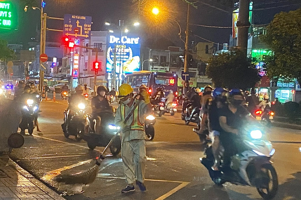Mùa mưa, công nhân vừa quét rác vừa... cầu nguyện - 4 Mùa mưa, công nhân vừa quét rác vừa... cầu nguyện - 4