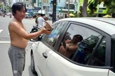 Con lái xe va quẹt, cha cầm đá đập phá ô tô đối phương ở TPHCM