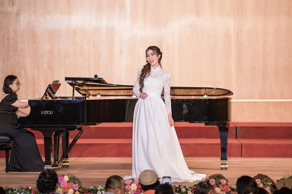 Thi hoa hậu, cô gái TPHCM được truy lùng nhờ màn hát opera hô tên độc đáo - 3 Thi hoa hậu, cô gái TPHCM được truy lùng nhờ màn hát opera hô tên độc đáo - 3