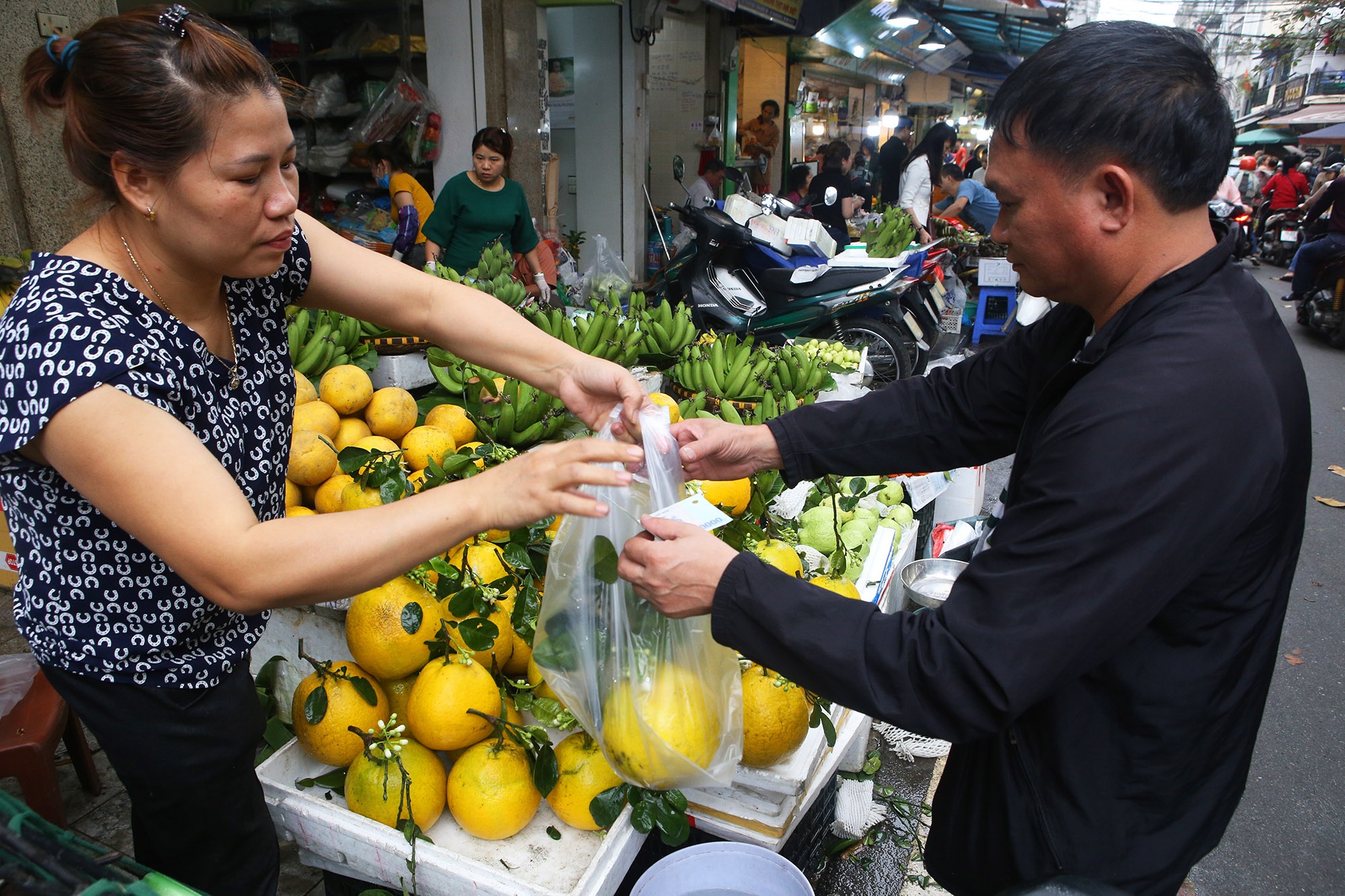 Người Hà Nội chen chân trong phiên chợ cuối cùng của năm - 12