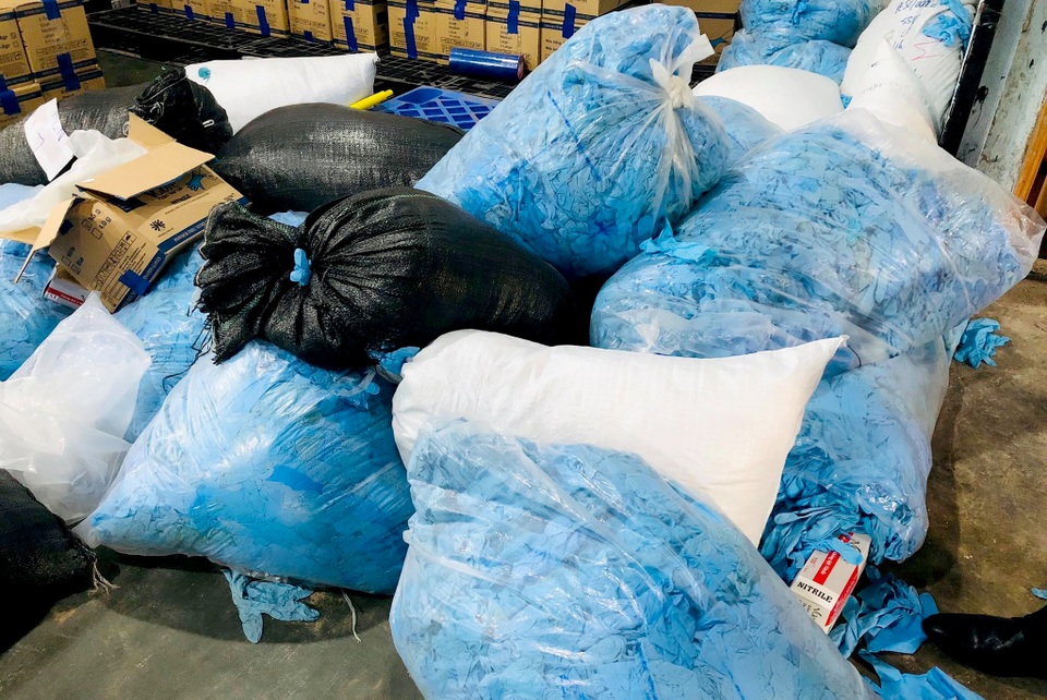 Cận cảnh hàng triệu găng tay y tế giả tại TPHCM - 3 Cận cảnh hàng triệu găng tay y tế giả tại TPHCM - 3