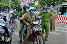 Người phụ nữ "náo loạn" ở chốt kiểm dịch