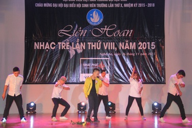 Sinh viên ĐH Vinh cháy hết mình đêm Liên hoan nhạc trẻ