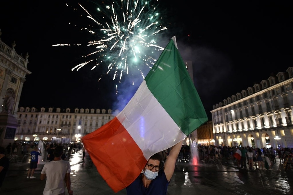 Cổ động viên Italia đi bão ăn mừng đội nhà vô địch Euro - 12 Cổ động viên Italia đi bão ăn mừng đội nhà vô địch Euro - 12