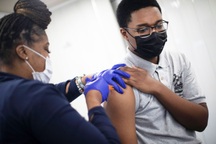 Mỹ đạt mục tiêu tiêm chủng 70% dân số, vẫn chạy đua ngăn "quái vật" Delta