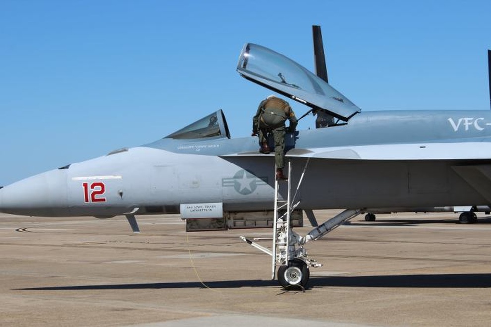 Vì sao Mỹ ngụy trang ong bắp cày F/A-18 như bóng ma bầu trời Su-57 Nga? - 2 Vì sao Mỹ ngụy trang ong bắp cày F/A-18 như bóng ma bầu trời Su-57 Nga? - 2