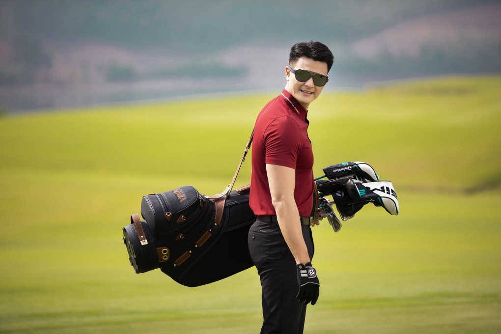 Vĩnh Thụy khoe diện mạo điển trai trên sân golf - 3 Vĩnh Thụy khoe diện mạo điển trai trên sân golf - 3