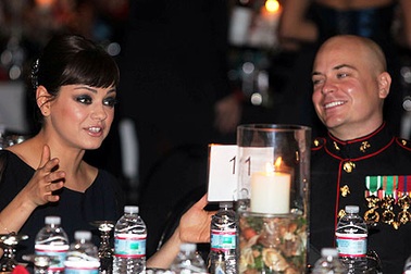 Mila Kunis dự tiệc cùng lính thủy đánh bộ