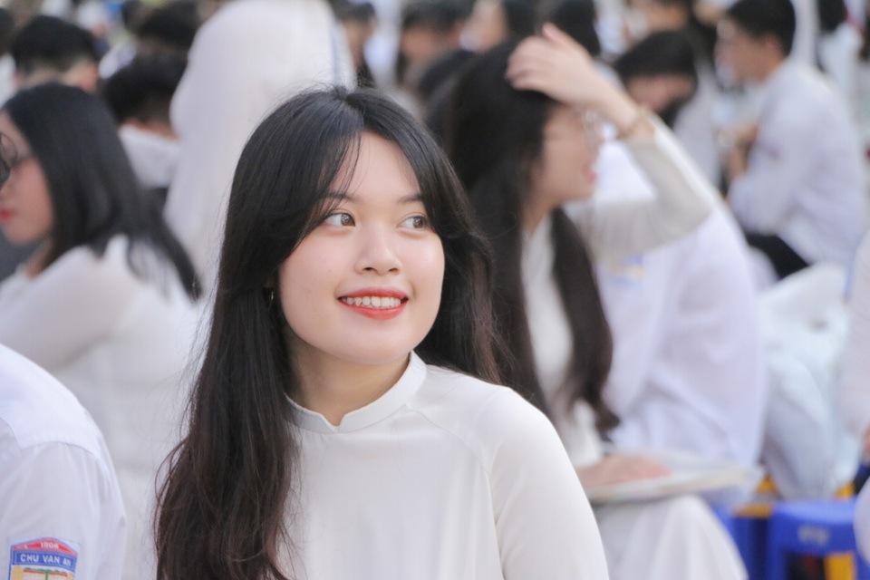 Vẻ đẹp tinh khôi của nữ sinh trường Chu Văn An trong ngày bế giảng - 11 Vẻ đẹp tinh khôi của nữ sinh trường Chu Văn An trong ngày bế giảng - 11