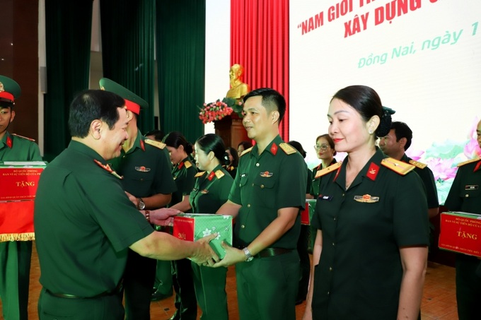 Thượng tướng Lê Huy Vịnh trao quà tặng các gia đình tiêu biểu.