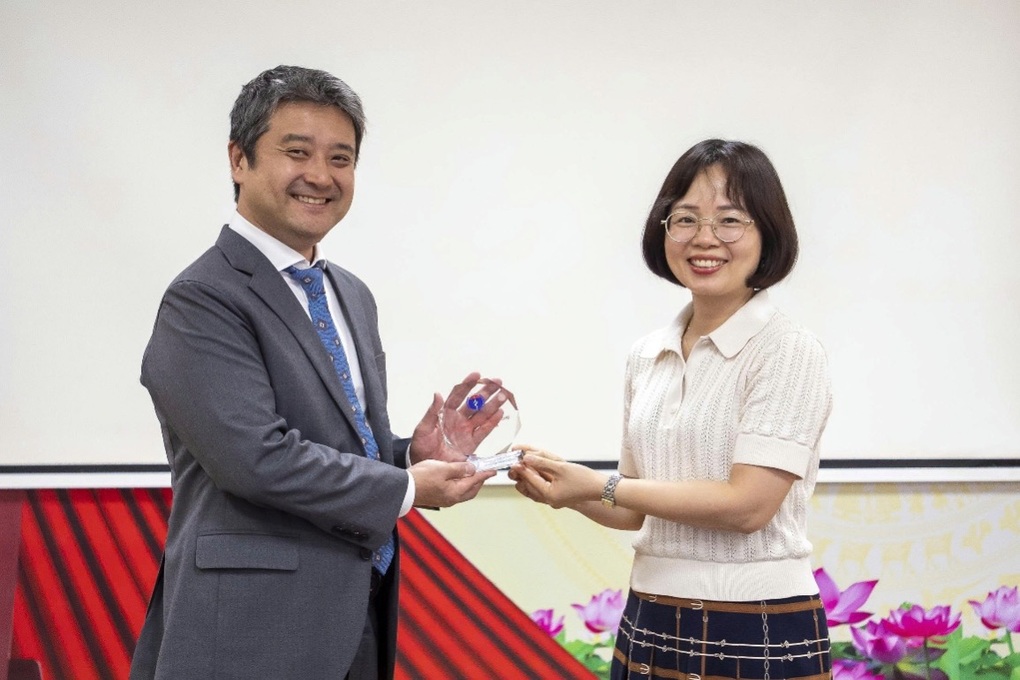 Diana Unicharm tặng khăn lau xua muỗi Bobby Antimos chung tay phòng sốt xuất huyết - 2 Diana Unicharm tặng khăn lau xua muỗi Bobby Antimos chung tay phòng sốt xuất huyết - 2