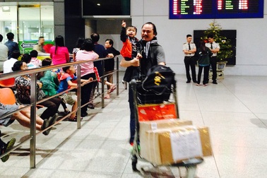 Những Việt kiều "xông đất"  sân bay quốc tế Tân Sơn Nhất