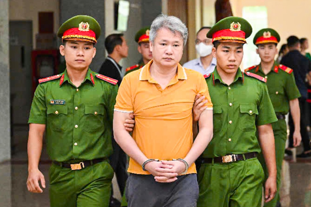 Ông Trịnh Văn Quyết và 2 em gái hầu tòa sau khi khắc phục đủ 2.500 tỷ đồng - 1 Ông Trịnh Văn Quyết và 2 em gái hầu tòa sau khi khắc phục đủ 2.500 tỷ đồng - 1