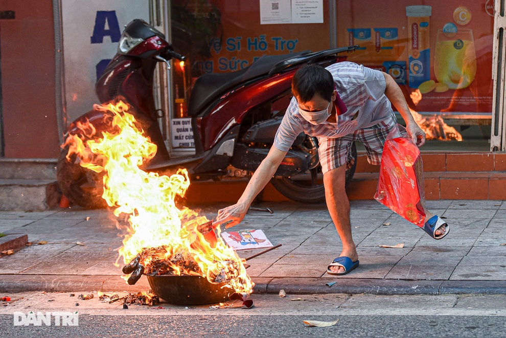 Phố cổ Hà Nội đỏ lửa đốt vàng mã cúng Rằm tháng 7 sớm - 3