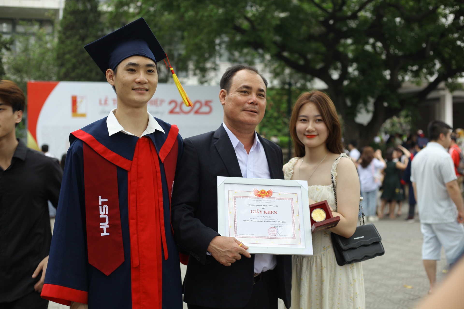 Thay bố mẹ viết giấc mơ đi học, nam sinh tốt nghiệp xuất sắc ĐH Bách khoa - 3 Thay bố mẹ viết giấc mơ đi học, nam sinh tốt nghiệp xuất sắc ĐH Bách khoa - 3