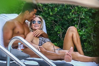 Nhan sắc rực lửa của mỹ nhân đang “chiếm trọn” trái tim C.Ronaldo