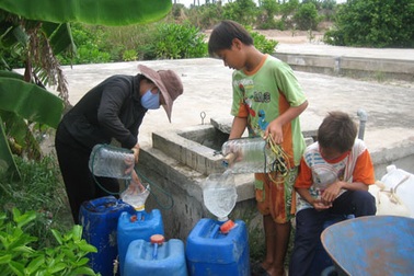 Xuất kho dự trữ nước ngọt cấp cho dân đảo Bé