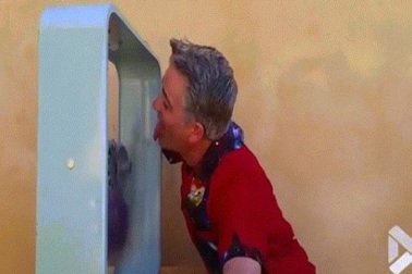 Dị nhân Mỹ dùng lưỡi dừng cánh quạt đang quay