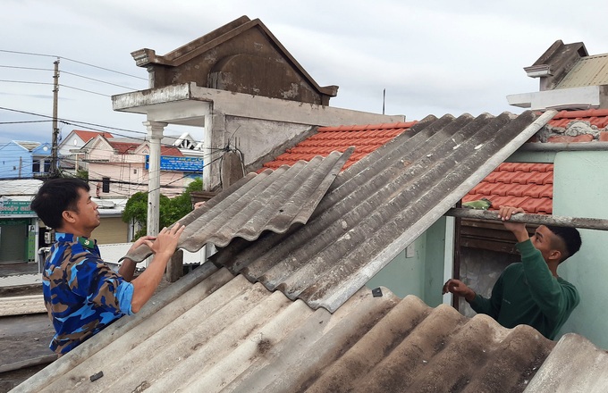 Lính quân hàm xanh Thừa Thiên Huế giúp dân khắc phục hậu quả bão số 5 - Ảnh 4. Lính quân hàm xanh Thừa Thiên Huế giúp dân khắc phục hậu quả bão số 5 - Ảnh 4.