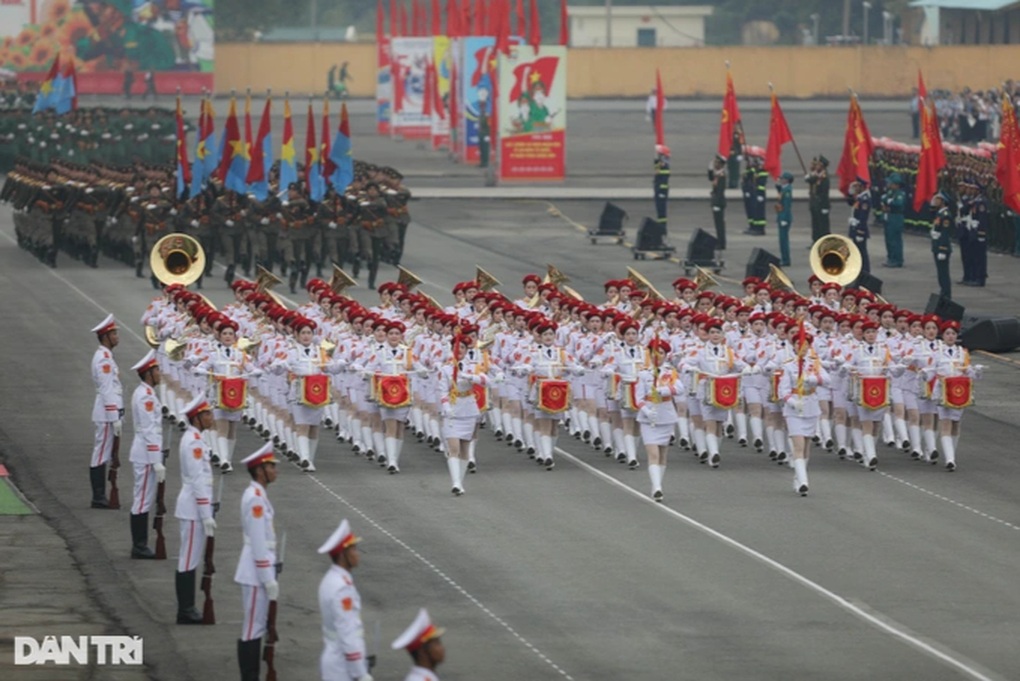 Vợ chồng trẻ nhờ bà ngoại chăm con, cùng tập luyện diễu binh dịp lễ 30/4 - 3 Vợ chồng trẻ nhờ bà ngoại chăm con, cùng tập luyện diễu binh dịp lễ 30/4 - 3
