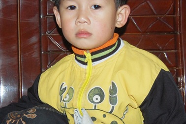 Bé hơn 3 tuổi may mắn thoát chết sau khi ngã xuống giếng sâu 9m