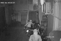 Camera ghi cảnh 2 thanh niên đột nhập khu trọ trộm xe máy ở TPHCM
