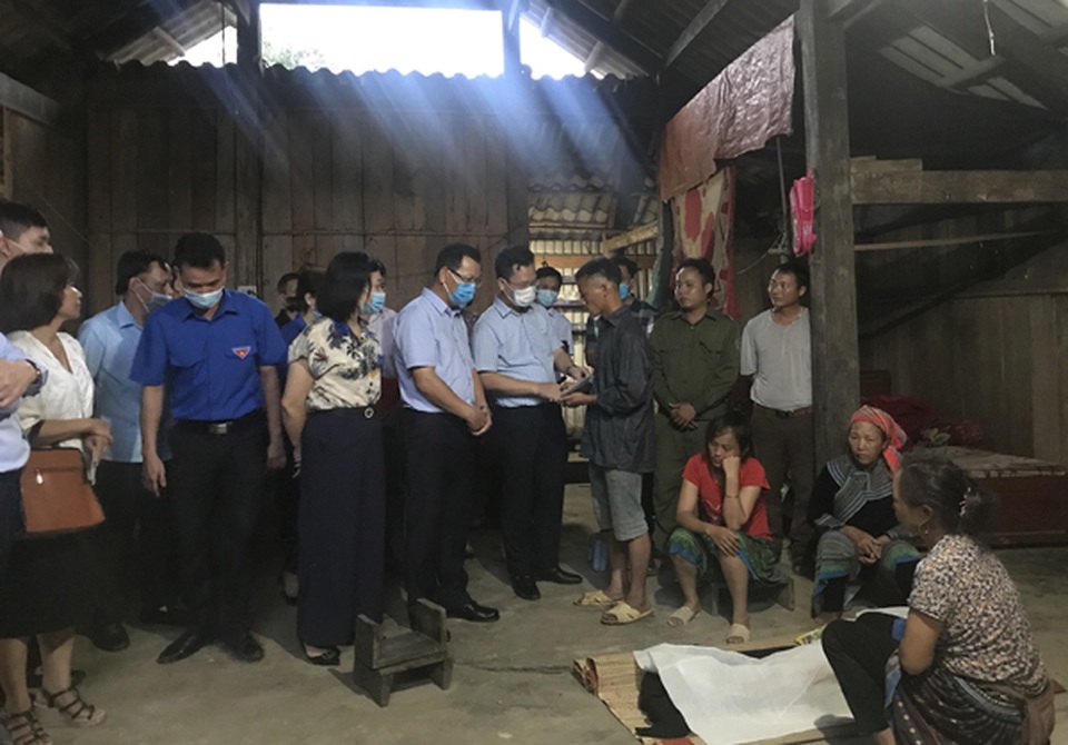 Vụ cổng trường đè chết 3 học sinh: Trụ cổng không có cốt thép? - 3 Vụ cổng trường đè chết 3 học sinh: Trụ cổng không có cốt thép? - 3