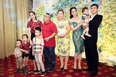 Đông đảo nghệ sĩ dự tiệc sinh nhật con trai Nhật Kim Anh