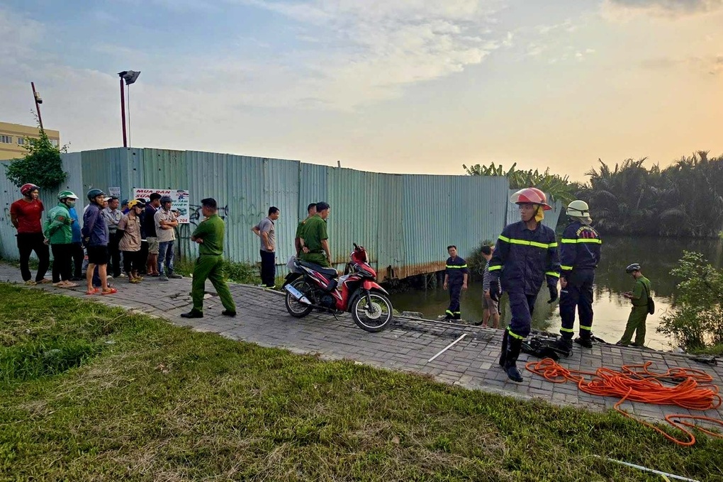 Tìm thấy thi thể tài xế công nghệ rơi xuống cống ở TPHCM - 2 Tìm thấy thi thể tài xế công nghệ rơi xuống cống ở TPHCM - 2