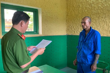 Bị cằn nhằn không tìm được việc, gã chồng hờ đâm người tình 29 nhát dao