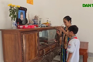 Cậu bé mồ côi lay lắt sống cùng bà ngoại nghèo khó, bệnh tật