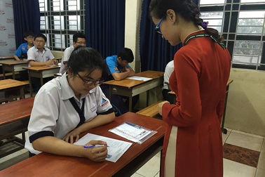 Làm bài xong ra gọi điện thoại, thí sinh bị đình chỉ