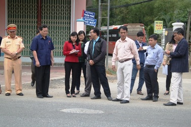 Đoàn Đại biểu Quốc hội đi “bắt lỗi” hư hỏng trên 2 tuyến quốc lộ