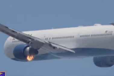 Khoảnh khắc động cơ bốc cháy khi máy bay Mỹ cất cánh