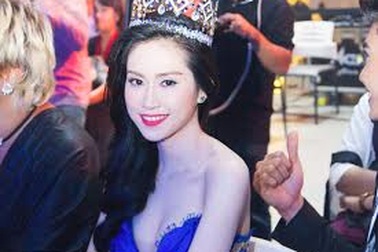 Hoa Hậu Đông Nam Á rạng rỡ trong chiếc váy xanh