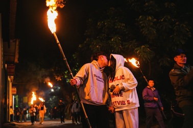 Đêm giao thừa, cả làng kéo nhau ra đình xin lửa thánh
