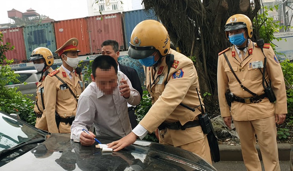 Hà Nội: Tài xế ô tô gây tai nạn vi phạm nồng độ cồn mức “khủng” - 2 Hà Nội: Tài xế ô tô gây tai nạn vi phạm nồng độ cồn mức “khủng” - 2