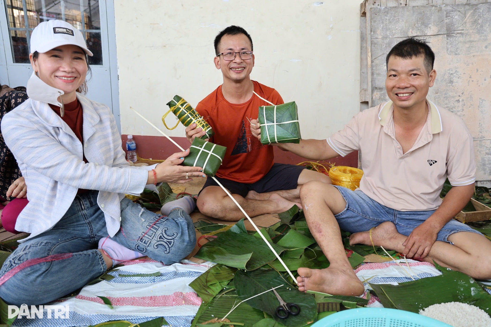 Hàng trăm người dân Đồng Nai trắng đêm gói 3.000 bánh gửi vùng lũ Phú Yên - 3