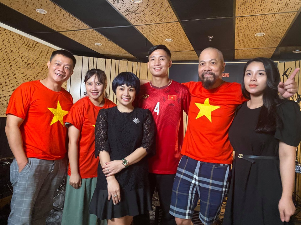 Bùi Tiến Dũng, Ngọc Khuê cùng gần 20 nghệ sĩ tiếp sức cho vùng “tâm dịch” - 2 Bùi Tiến Dũng, Ngọc Khuê cùng gần 20 nghệ sĩ tiếp sức cho vùng “tâm dịch” - 2