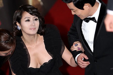 "Sao" Hàn "đọ" sắc vóc trên thảm đỏ lễ trao giải Rồng Xanh lần thứ 31