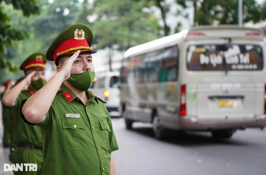 Người dân mang hoa trắng, bật khóc tiễn đưa 3 chiến sĩ hy sinh - 6 Người dân mang hoa trắng, bật khóc tiễn đưa 3 chiến sĩ hy sinh - 6